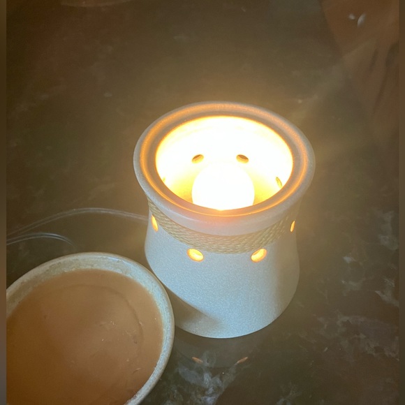 Full size Scentsy Twine wrapped tan warmer w/ switch on/off cord. Perfect cond. - Picture 6 of 6